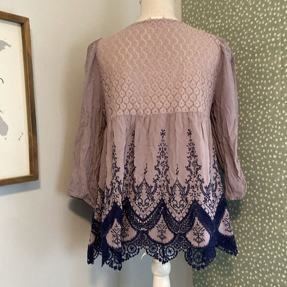 Altar'd State Gray & Navy Blue Embroidered Balloon Sleeve Tunic Blouse Size Med - Picture 5 of 8